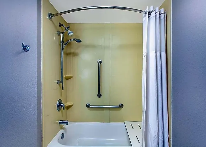 Hotel Wingate By Wyndham Charleston Coliseum 3*