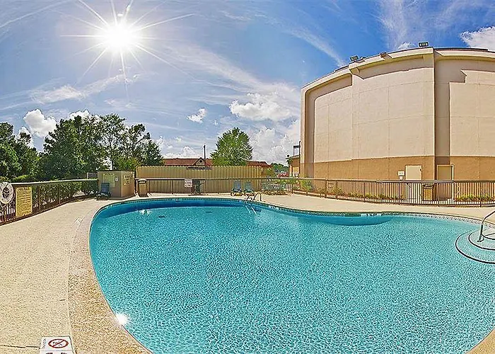 Wingate By Wyndham Charleston Coliseum Hotel