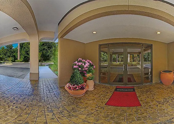 Wingate By Wyndham Charleston Coliseum Hotel 3*