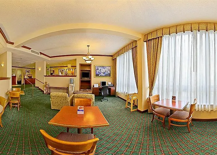 Wingate By Wyndham Charleston Coliseum Hotel