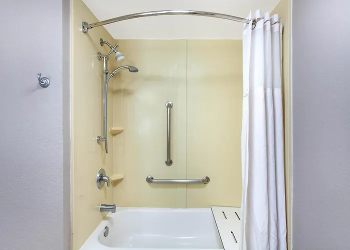 Wingate By Wyndham Charleston Coliseum Hotel 3*